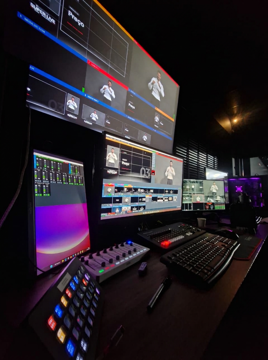 Mesa de corte e monitores de transmissão ao vivo operados pela JL AUDIOVISUAL